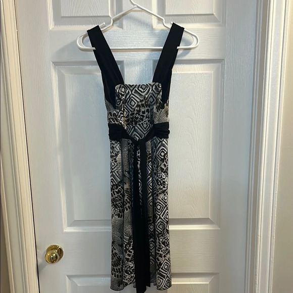 Black and White Square Neck Sleeveless Midi Sundress - Picture 4 of 5